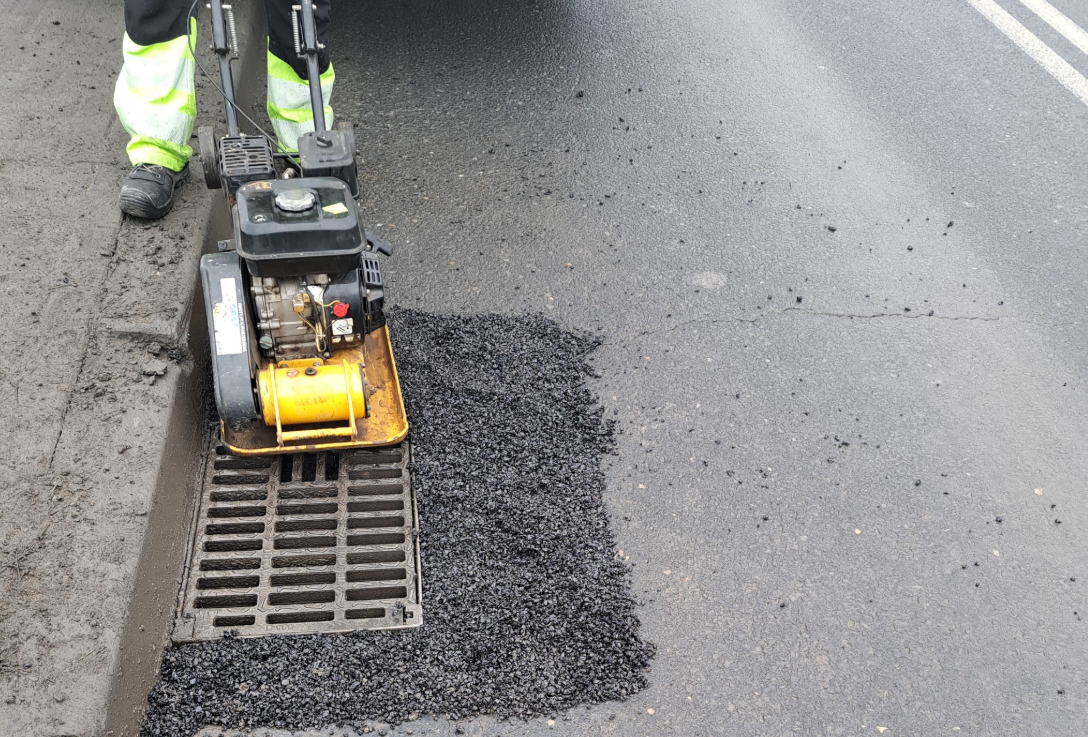 Zima rozbiła drogi. Trwa łatanie dziur