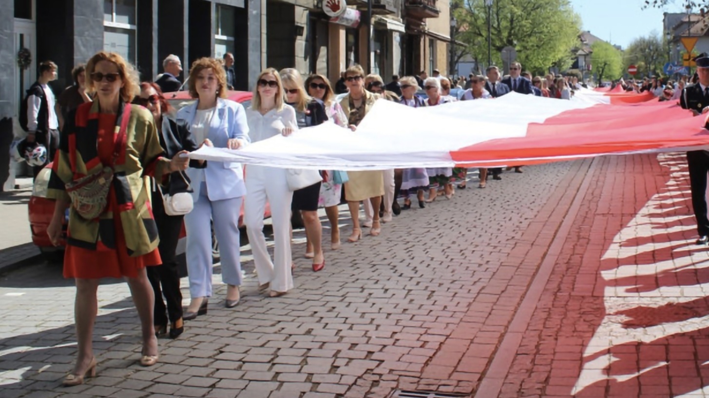 100-metrowa flaga przeszła przez Krzeszowice. Tak świętowano 3 maja