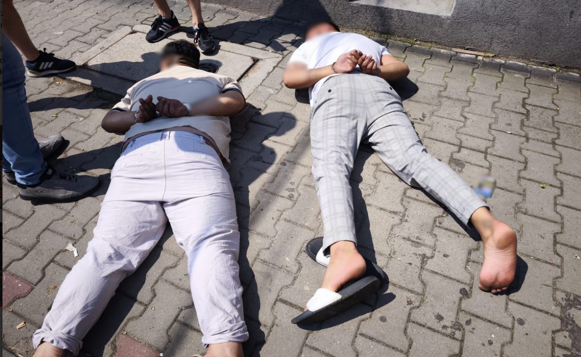 Dwaj bracia zatrzymani. Śledczy odkryli powiązania z oszustwami „na wnuczka” i nielegalnym hazardem