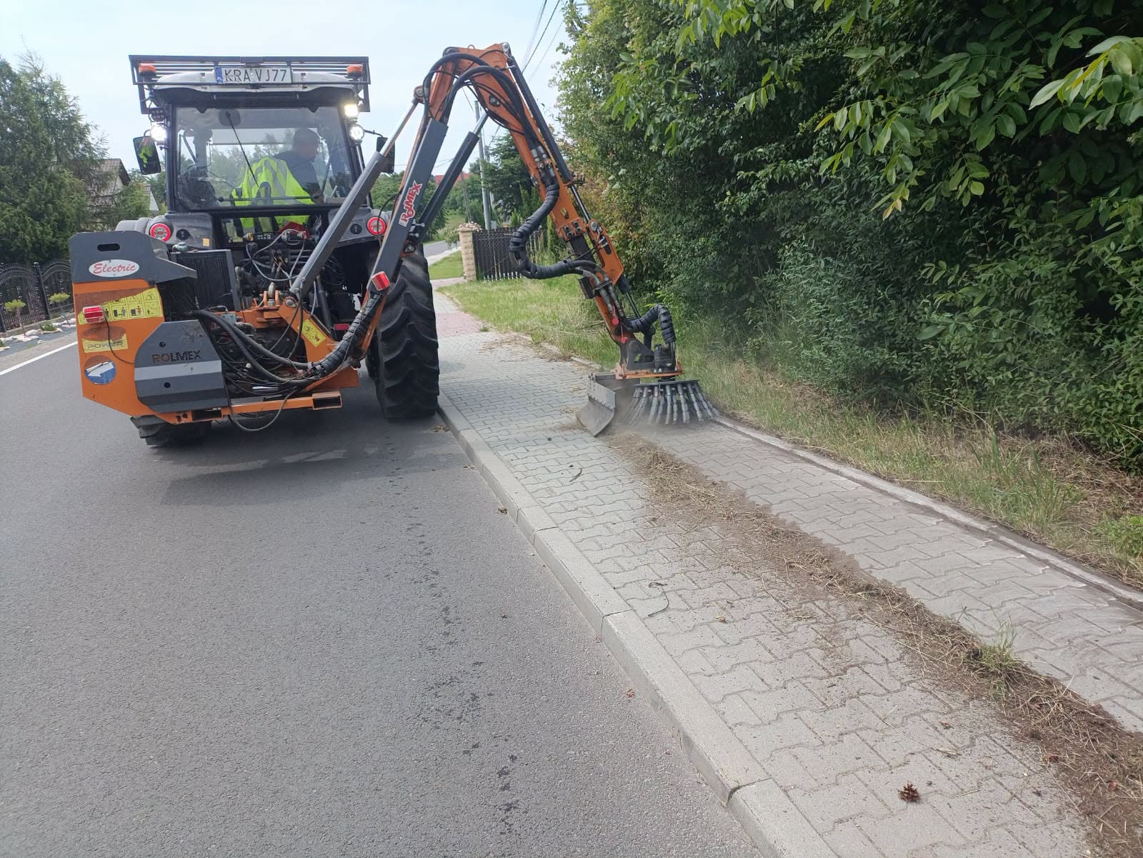 Chodniki odzyskują porządek. Trwa wielkie usuwanie chwastów przy drogach powiatowych