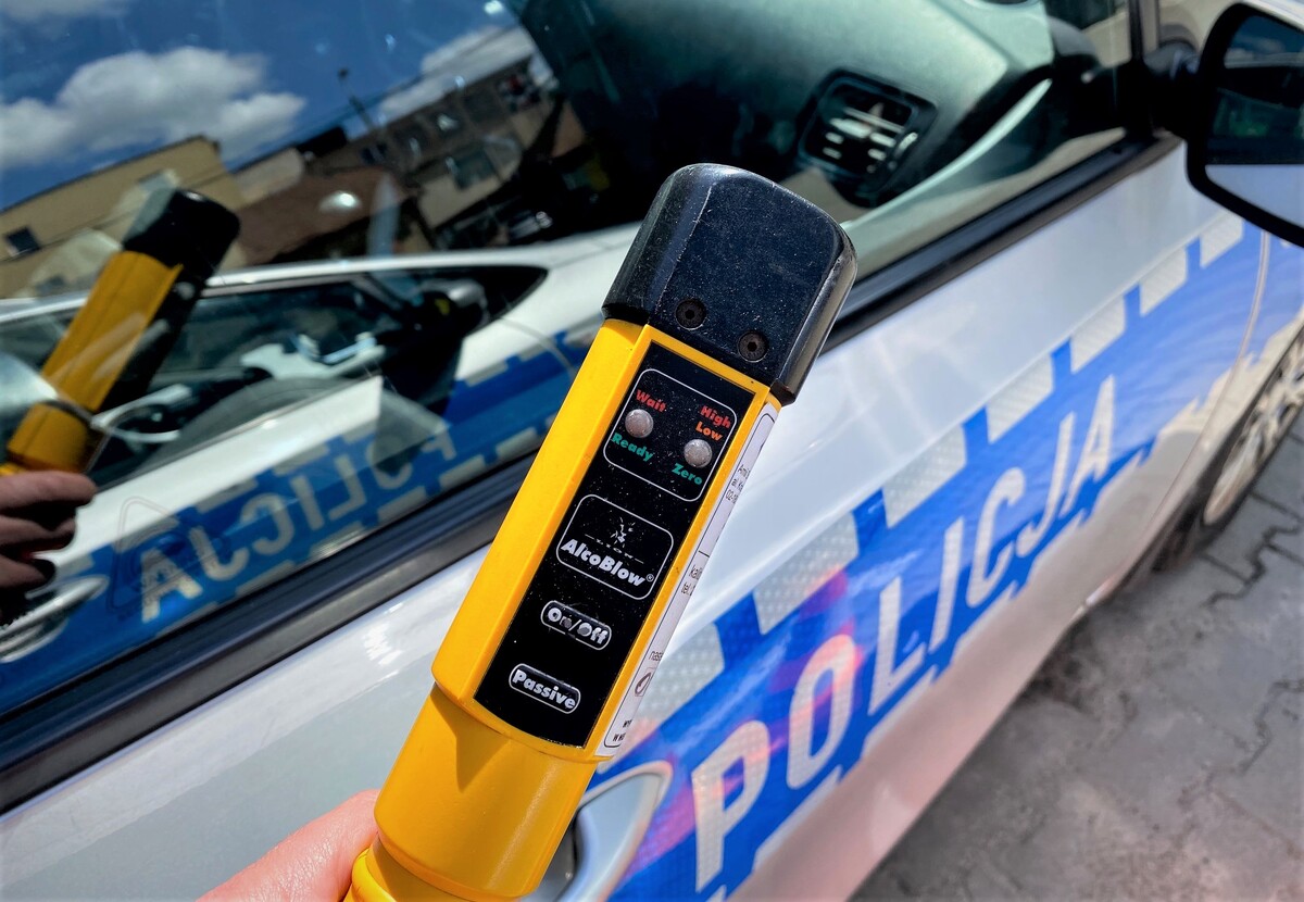 Wytoczył się z auta po nieudanym manewrze. Policjantka wyczuła alkohol