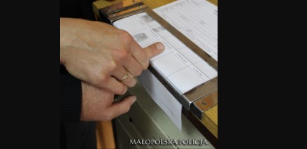 Ukradł telefon wart prawie 2 tys. zł. Sprzedał go w lombardzie, ale policjanci odzyskali sprzęt