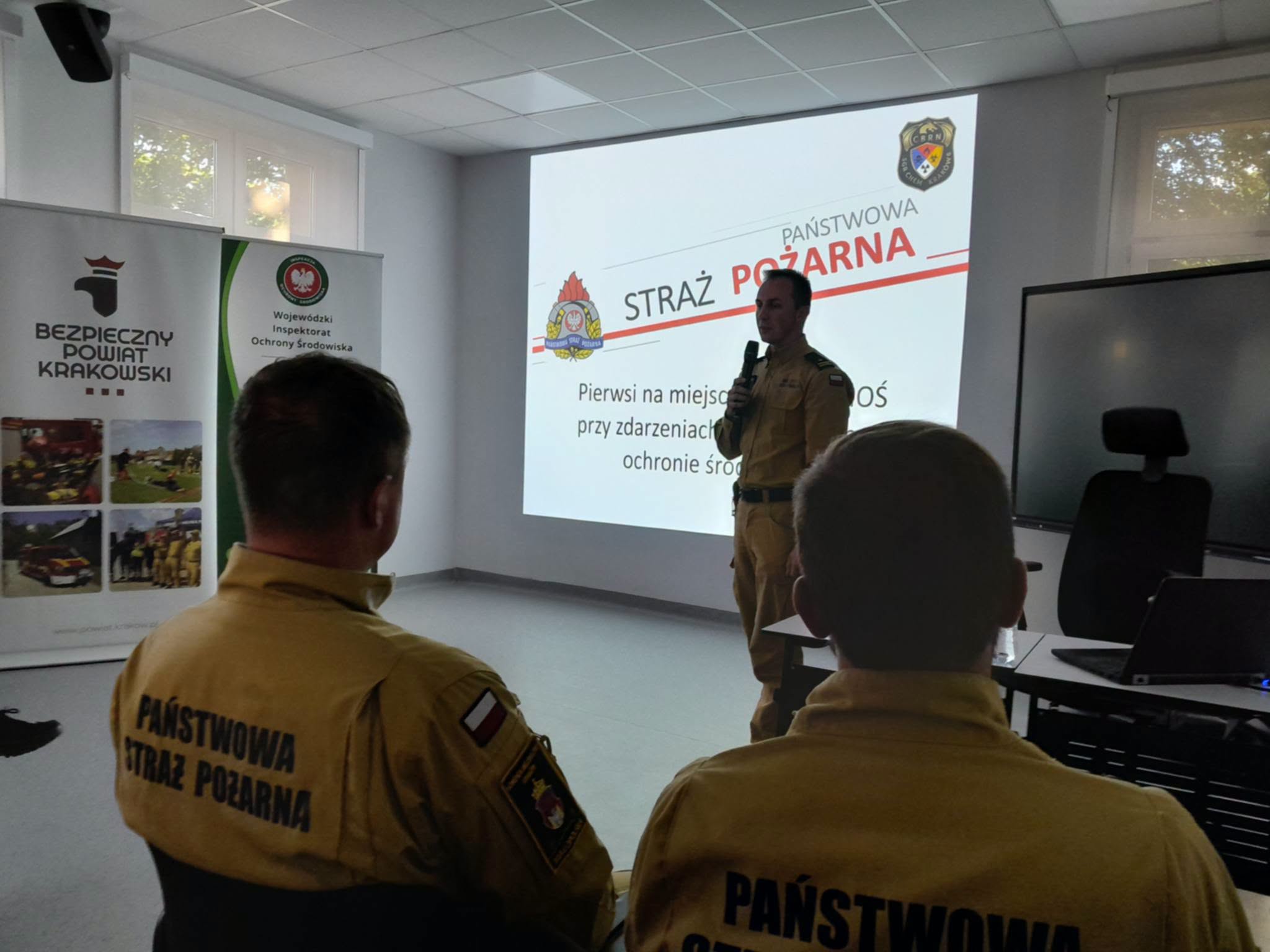 Strażacy OSP i WIOŚ razem o sytuacjach kryzysowych. Ważne spotkanie w Krzeszowicach